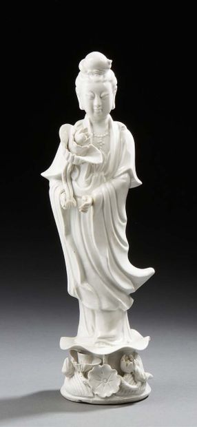 CHINE Figurine en porcelaine émaillée blanche représentant la déesse Guanhin, debout...