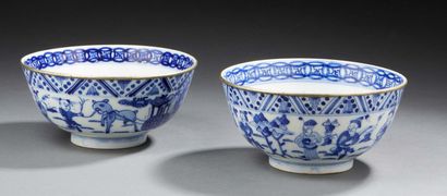 VIETNAM Deux bols circulaires en porcelaine décorés en bleu sous couverte de dragons...