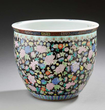 CHINE Cache pot en porcelaine à décor polychrome de fleurs sur un fond noir.
H. :...