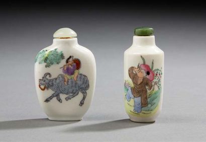 CHINE Deux tabatières en porcelaine décoré en polychromie de personnages.
Vers 1900.
Dim....