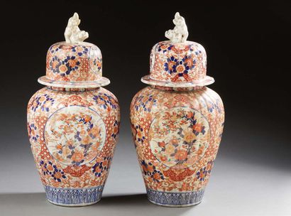 JAPON Paire de vases couverts à godron en porcelaine, décorés dans la palette imari...