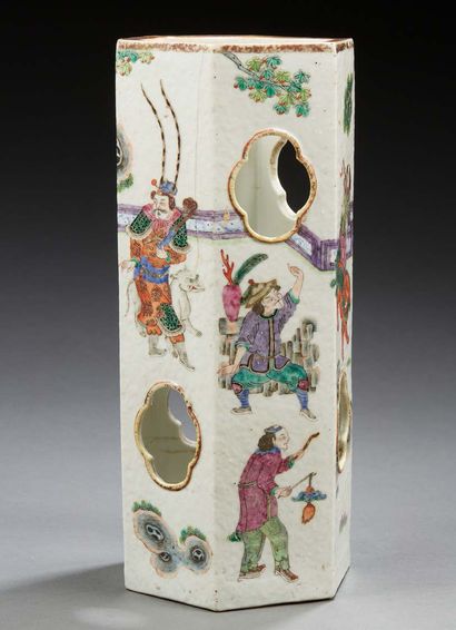CHINE Porte calotte en porcelaine décoré sous couverte de personnages.
Fin XIXe siècle.
H....