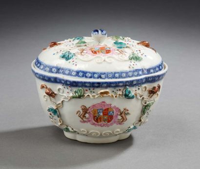 CHINE Sucrier ovale couvert en porcelaine décoré en léger relief de feuillages, de...