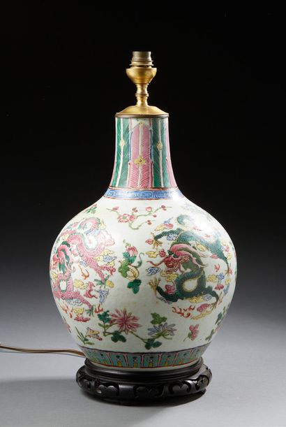 CHINE Vase de forme bouteille en porcelaine décoré en émaux de la famille rose, de...