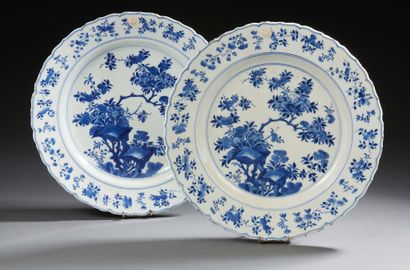 CHINE Pair of porcelain dishes with contoured edges decorated in blue underglaze...