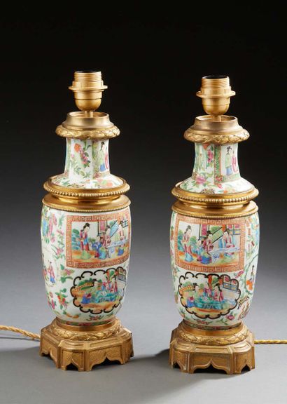 CHINE Paire de vases de forme balustre en porcelaine, décoré en polychromie en émaux...