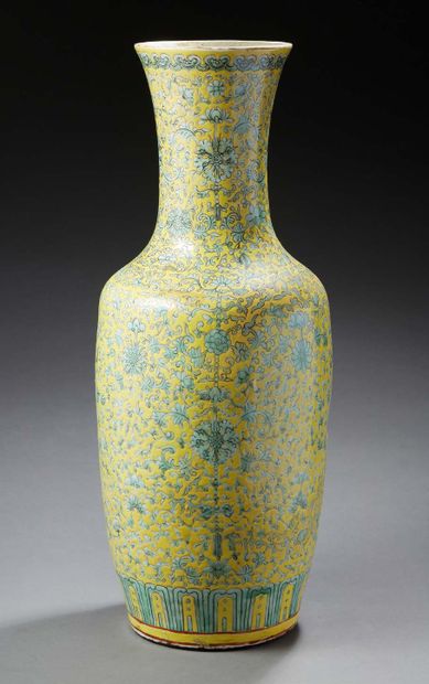 CHINE Grand vase de forme balustre en porcelaine à fond jaune, décoré en vert avec...