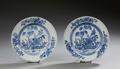 CHINE Deux assiettes en porcelaine décoré en bleu sous couverte de fleurs, feuillages...