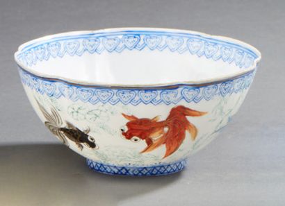 CHINE Petit bol en porcelaine coquille d'oeuf à décor de poissons.
H. : 6 cm - Diam....