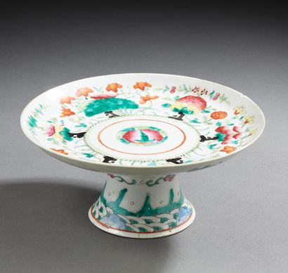 CHINE Coupelle sur pied en porcelaine décoré en émaux de fleurs, feuillages et fruits.
Période...