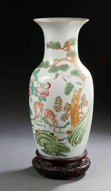 CHINE Vase en porcelaine de forme balustre décoré en émaux de la famille rose de...