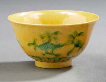 CHINE Sorbet en porcelaine décoré en émaux vert sur fond jaune.
Diam. : 8,5 cm
