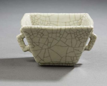 CHINE Tasse à anses et sections carrées en porcelaine craquelée.
Dim. : 6 x 9 cm