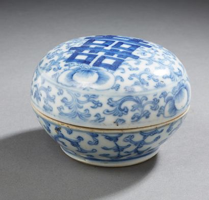 CHINE Boîte en porcelaine en forme circulaire, décorée en bleu sous couverte, de...