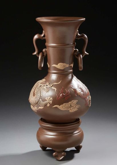 CHINE Vase de forme balustre et son présentoir reposant sur trois pieds à deux anses...