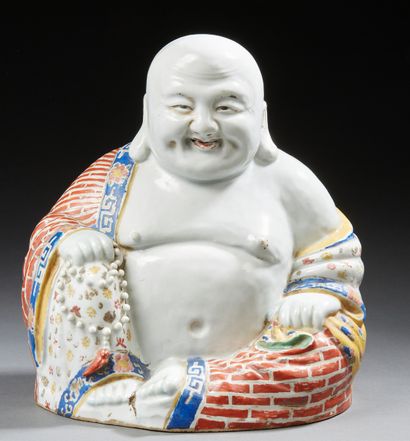 CHINE Figurine porcelaine représentant un Putaï assis, sa rode traitée en polychromie....
