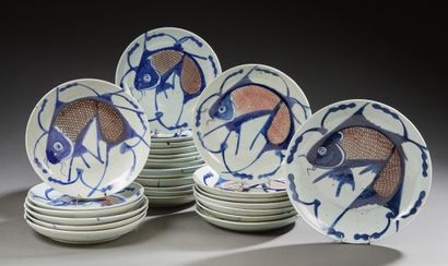 CHINE ou VIETNAM Suite de 27 assiettes creuses circulaires en porcelaine décorées...