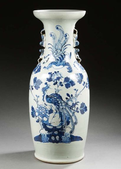 CHINE Vase balustre en porcelaine décoré en bleu sous couverte de fleurs et de phénix.
Fin...