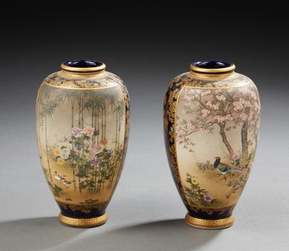 JAPON Paire de vase en porcelaine à motif de paysages.
Satsuma XXe siècle.
H. : 16...