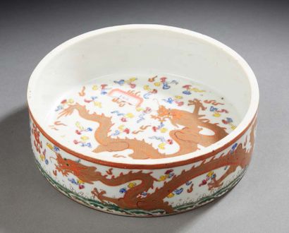 CHINE Vase en porcelaine décoré en rouge sous couverte de dragons.
XXe siècle
Dim....