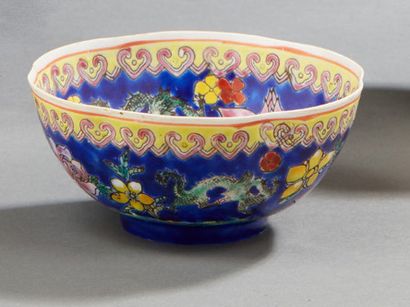 CHINE Coupelle en porcelaine coquille d'oeuf à décor de fleurs sur un fond bleu.
H....