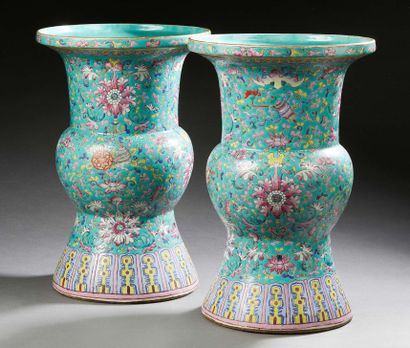 CHINE Paire de vases en porcelaine à larges cols évasés à décor en émaux polychromes...