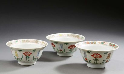 CHINE Suite de trois bols circulaires en porcelaine décorés en émaux de la famille...