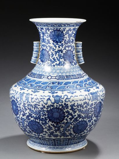 CHINE Grand vase HU en porcelaine de forme balustre, à deux anses tubulaires à l'imitation...