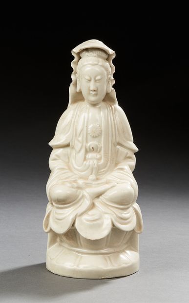 CHINE Guanyin en porcelaine émaillée blanc, assise en padmasana sur un socle lotiforme,...
