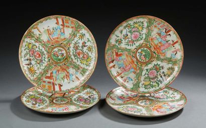CHINE Suite de quatre assiettes circulaires en porcelaine décorées en émaux de la...