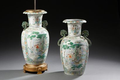 CHINE Paire de vases en porcelaine de forme balustre, à beaux décors en émaux de...