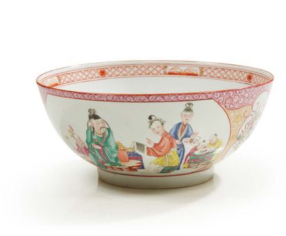 CHINE Grand bol en porcelaine décoré en émaux de famille rose de personnages.
Fin...