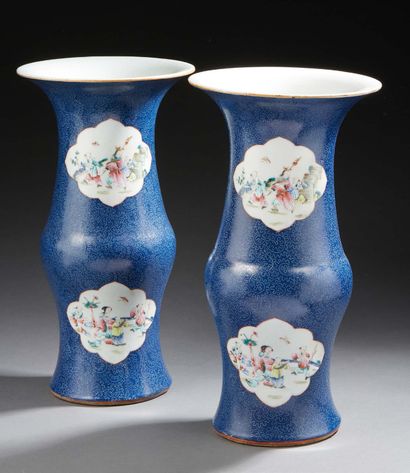 CHINE Paire de vases en porcelaine de forme balustre à motifs sgraffiato sur fond...