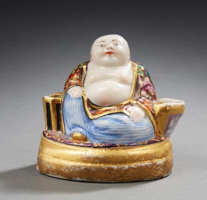 CHINE OU FRANCE Porte pinceaux en porcelaine figurant Bouddha ventru.
XIXe siècle.
H....