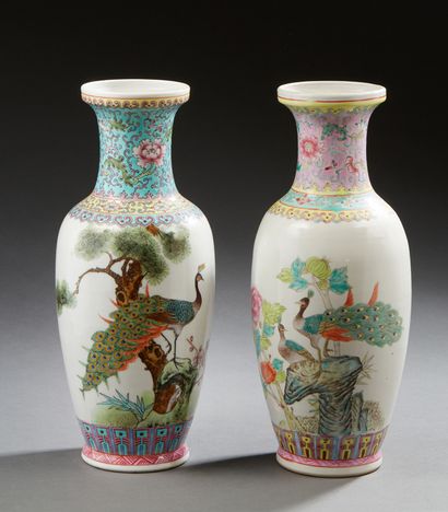 CHINE Deux vases en porcelaine décoré de volatiles dans des paysages.
Travail moderne.
H....