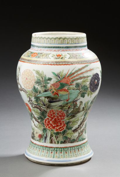 CHINE Vase de forme balustre en porcelaine décoré en émaux de la famille verte.
XVIIIe...