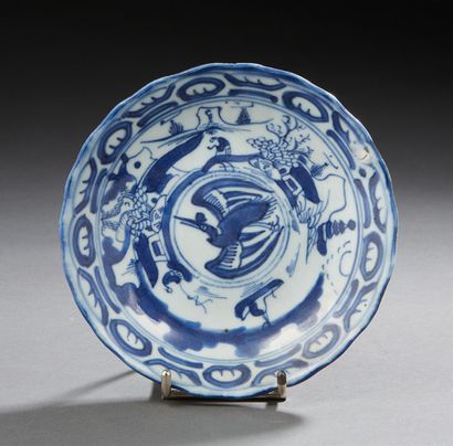 CHINE Coupelle circulaire en porcelaine décorée en bleu sous couverte d'un phoenix...