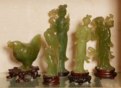 CHINE - XXe siècle Cinq statuettes en serpentine, trois femmes debout tenant des...
