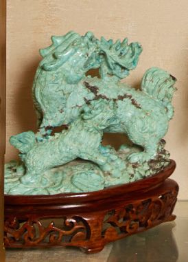 CHINE - XXe siècle 
Groupe en turquoise sculpté d'un qilong la tête tournée vers...