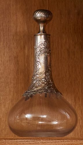 null CARAFE en cristal, la monture en argent 950 millièmes à décor gravé d'une couronne...