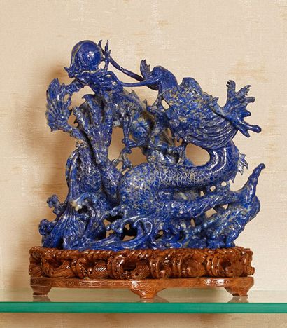 CHINE - XXe siècle Groupe en sodalite dragon à la recherche de la perle parmi les...