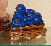 CHINE - XXe siècle 
Groupe en lapis lazuli enfant tenant un navet.



L. 8 cm



Socle...