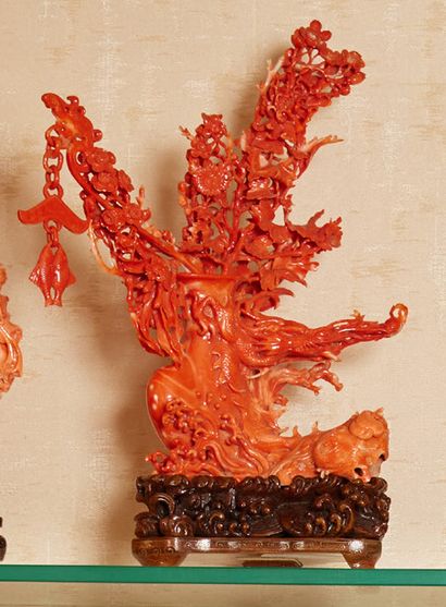 CHINE - Début XXe siècle Groupe en corail rouge vase rempli de branches fleuries...