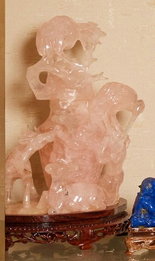 CHINE - XXe siècle 
Groupe en quartz rose, vase couvert surmonté de grues, l'une...