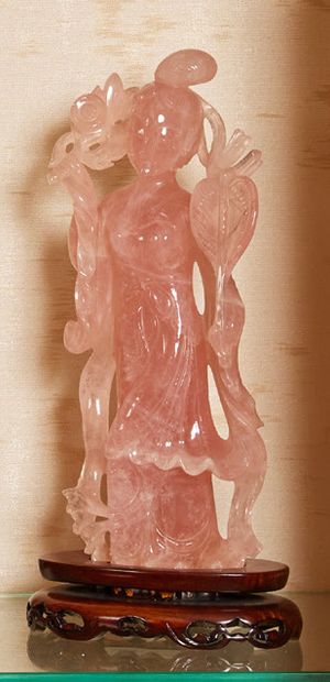 CHINE - XXe siècle Statuette de femme debout en quartz rose tenant un éventail de...