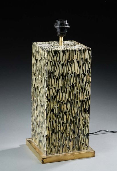 Travail du XXe 
Lampe cubique en résine et métal doré
H : 40 cm