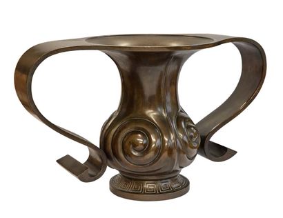 TRAVAIL FRANÇAIS Important vase en bronze à patine brune à décor de frises grecques...