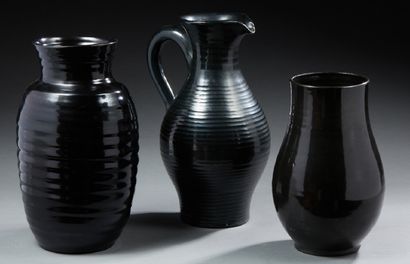 ACCOLAY Suite de trois pièces de forme dont un pichet et deux vases en céramique...