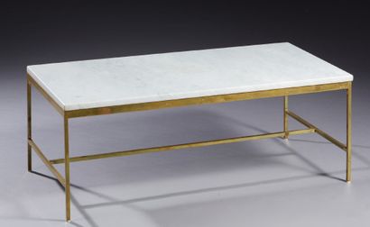 PAUL MC COBB (1917-1969) 
Table basse à plateau en marbre blanc reposant sur un piètement...