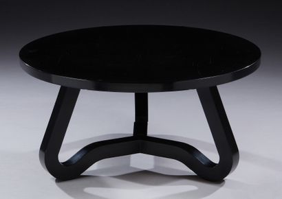 Jean Royère (1902-1981) 
Table basse en bois laqué noir à plateau circulaire reposant...